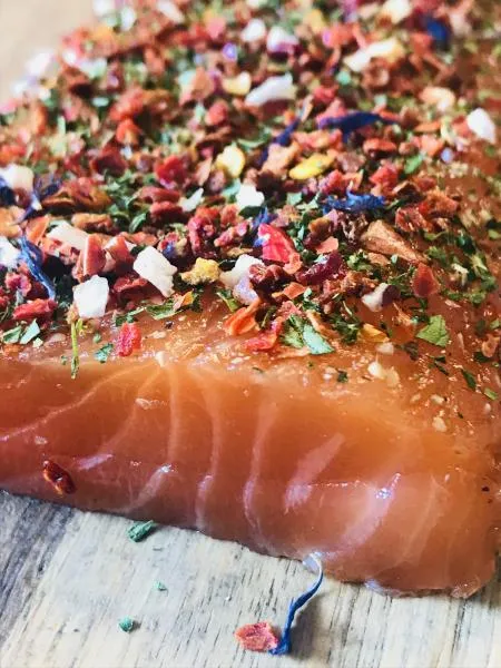 Entdecken Sie unser Graved Loin Deluxe – zarter norwegischer Lachs, traditionell nordisch gebeizt, aromatisch verfeinert mit Paprika, Tomate, Zwiebeln und feinen Kräutern. Frei von Zusatzstoffen.